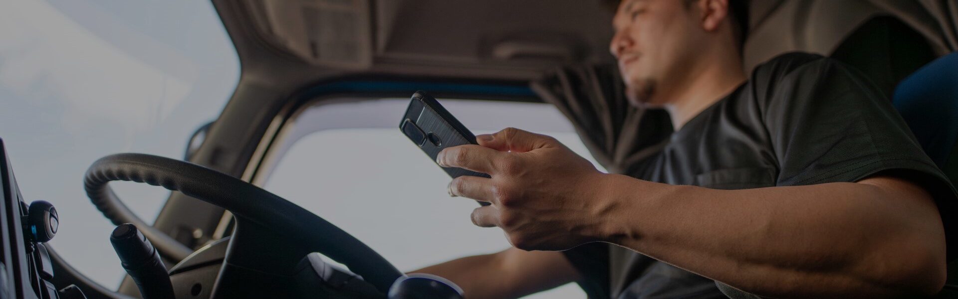Truck Driver Using Mobile App Solution For Yard Entry - Axians | IAS - Digitale Sicherheitstrainings-Apps - Digital Safety Training Apps
