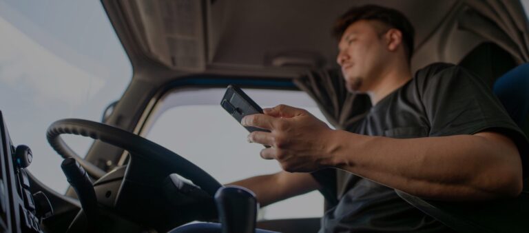 Truck Driver Using Mobile App Solution For Yard Entry - Axians | IAS - Digitale Sicherheitstrainings-Apps - Digital Safety Training Apps
